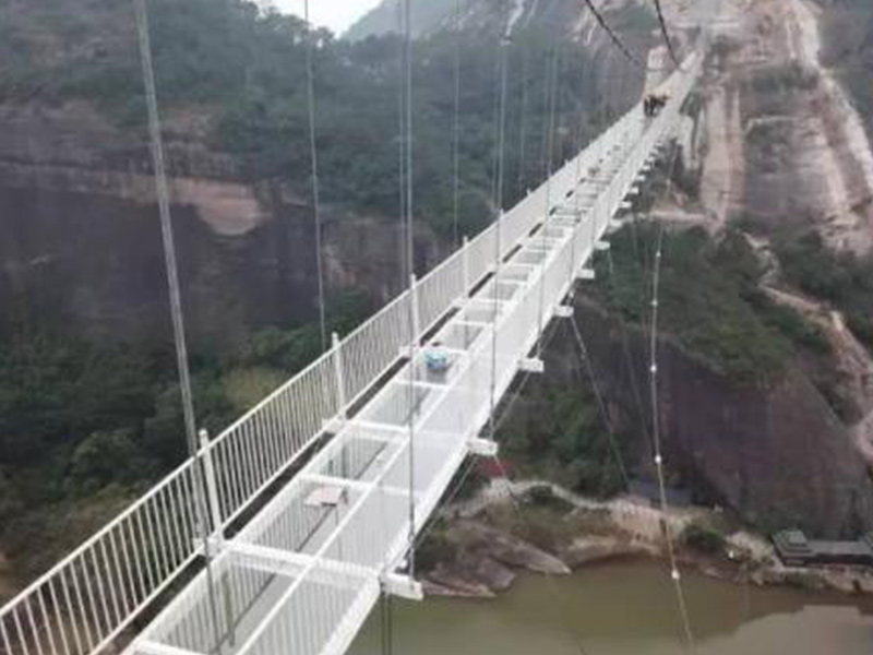 玻璃吊橋受到外國人質(zhì)疑，不遠萬里來砸橋，結(jié)局讓人很無奈